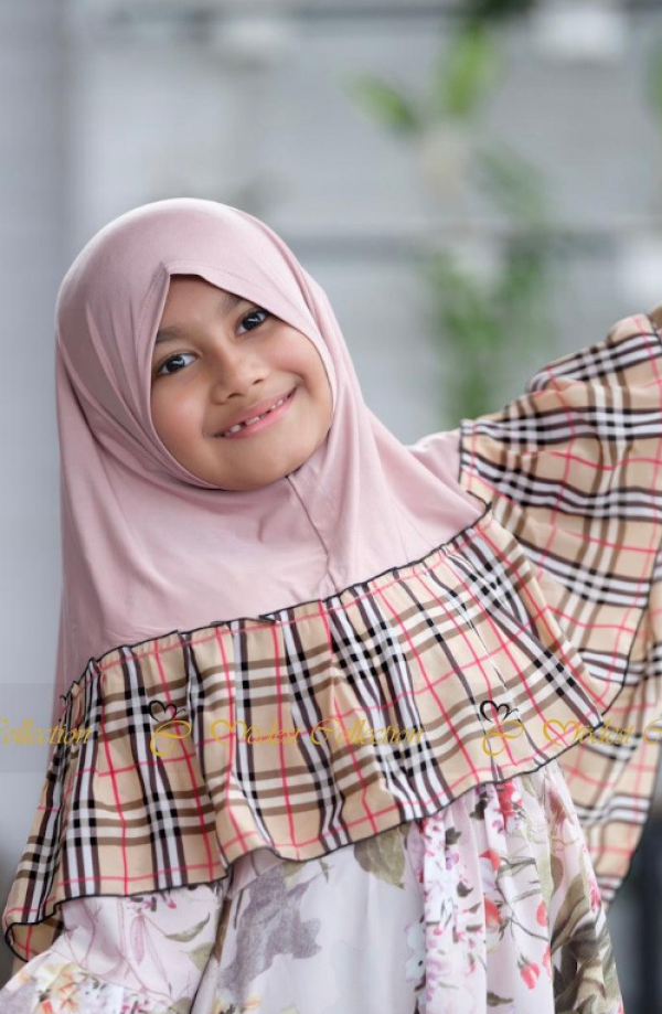Hijab anak dengan corak kotak-kotak yang menggemaskan
